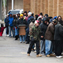 Zengin New Yorklular koronavirüs testi kuyruklarında sıra beklemek için 80 dolara adam kiralıyor