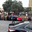 Azerbaycan'da geçit töreni öncesi halk Türk ve Azerbaycan bayraklarıyla sokaklara döküldü