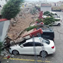 İzmir'de sitenin istinat duvarı çöktü: 20 araçta hasar oluştu