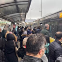 Metrobüste manzara yine aynı: Duraklar kalabalık, vatandaş ayakta yolculuk ediyor