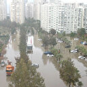 İzmir'de deniz taştı, sel suları vatandaşları mahsur bıraktı
