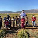 Üniversitelilerden örnek davranış: Kendi ürettikleri antibakteriyel sabunları il il gezerek çocuklara dağıtıyorlar