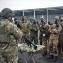 Yabancı askerler NATO tatbikatında Kara Kuvvetleri'nin Piyade Tüfeği'ni incelerken görüntülendi