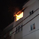 Alevlerin arasında mahsur kalan adam yanmamak için kendini ıslatırken kurtarıldı