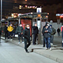 Duraklarda manzara yine değişmedi:  Sokağa çıkma yasağından muaf olanlar uzun süre otobüs bekledi