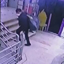 Fatih'te ayakkabısından tanıdıkları hırsızlık şüphelisine esnaf dayağı