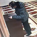 Caminin yardım paralarını kıskaçlı çubukla çalan hırsız yakalandı