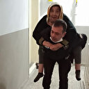 Polisten gönülleri fetheden hareket: Yaşlı kadını beşinci kata kadar sırtında taşıdı