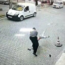 Çocuğu havaya kaldırıp yere çarpan esnaftan ilginç savunma: Kolum sakat