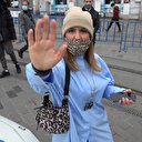 Taksim’de turist kadın ortalığı karıştırdı: Ceza kesilince gazetecilere saldırdı