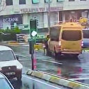 Minibüs çarpan kadının kulağı koptu