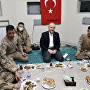 Bakan Soylu'nun Van'da askerlerle yer sofrası Cumhuriyet'i rahatsız etti: Neden yer sofrası?