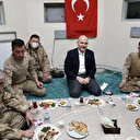 Bakan Soylu'dan Mehmetçik ile çekilen fotoğraftan rahatsız olanlara cevap: Bizim köyde şöyle söylerler; İt ürür kervan yürür!