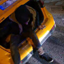 Ceza yememek için taksinin bagajında yolculuk yaparken yakalandı