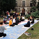 Boğaziçi Üniversitesinde bir grup öğrenci Prof. Dr. Melih Bulu'yu protesto etmek için yoga yaptı