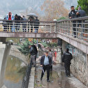 Polisin 'zehirli olabilir' uyarısına aldırış etmeden balık tutmaya devam ettiler