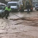 İzmir'de sel sonrası yolda biriken çamuru polis memuru böyle temizledi