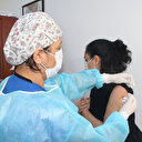 Aşı olan Bilim Kurulu üyesi belirtileri sıraladı: Ağrı, sıcaklık, baş ağrısı ve ağızda metalik tat