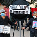 Evlat nöbeti tutan aileler HDP İzmir İl Başkanlığına siyah çelenk bıraktı
