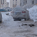 Yüksekova buz kesti: Araçlara naylon battaniye örtüldü