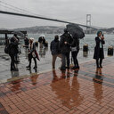 Yağmura aldırış etmediler: Ortaköy'de turist yoğunluğu