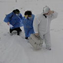 Sağlıkçılar engel tanımıyor: Aşı yapmak için karlı dağları iki kilometre yürüyerek aştılar