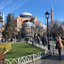 Turistler güzel havanın tadını Sultanahmet Meydanı'nda çıkardı