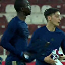 Hataysporlu futbolcu Mesut Özil'in formasını almak için yanına koştu