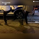 Kadıköy'de polis aracına tekmelerle saldıran vandallar kamerada