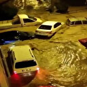 İzmir'de sel suları araçları böyle sürükledi
