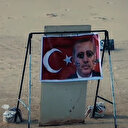 Darbeci Hafter güçlerinin tatbikatında Türk bayrağı ve Cumhurbaşkanı Erdoğan’ın fotoğrafı yere atılıp çiğnendi