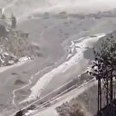 Hindistan'da dehşet anları: Taşan nehir önüne geleni sildi süpürdü