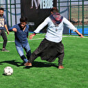 Şalvarlı sporcular halı saha ve tenis kortuna kavuştu