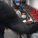 Kafasından yaralanan şahıs sedye üzerinden kameramanı tekmeleyip yumrukladı