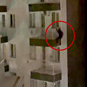 Örümcek adam gibi kaçmaya çalışan hırsızlık şüphelisi yakalanmaktan kurtulamadı