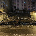 Kağıthane'de istinat duvarı çöktü araçlar altında kaldı