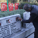 Ömer Çelik’ten mezar taşları kırılan ikiz şehitlerin babasına "saldırganlar yakalanacak" sözü