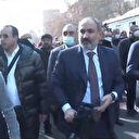 Paşinyan destekçileriyle birlikte Erivan sokaklarında