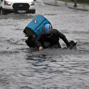 İstanbul'da şaşkına çeviren anlar: Moto kurye caddede su dolan çukura düştü