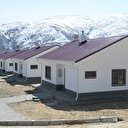 Mezrada yaşayan depremzedelere villa konforunda köy evi