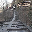 Evine demir kapılı asma köprüden geçilerek gidiliyor: 50 metre uzunluğunda