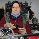 Eşine yardım için başladı: Motosiklet tamirciliğinde usta oldu