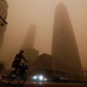 Güney Kore'de etkili olan kum fırtınası nedeniyle halk evlerine kapandı