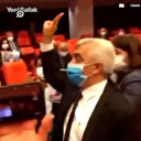Gergerlioğlu'nun vekilliğinin düşürülmesinin ardından HDP'liler terör örgütü PYD sloganı attı: Berxwedan jiyane (Yaşamak direnmektir)