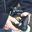 Çöpte altın ve para dolu çanta buldu: 'İnsanlık ölmemiş' dedirtti