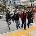 Eşini öldüren katil zanlısına adliye önünde pes dedirten destek: 'Adamsın rahatına bak ağabey'