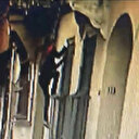 Hırsız örümcek adam gibi tırmandı: İki daireden bilgisayar bir daireden musluk, kapı kolu, pencere ve banyo bataryası çaldı