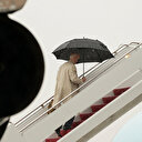 Uçağın merdiven basamaklarını bu kez temkinli çıkan Biden yine düşme tehlikesi yaşadı