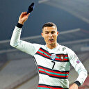 Ronaldo'nun yere fırlattığı pazubandı açık artırmada satıldı