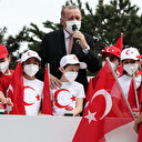 Türkiye'nin en büyük bayrağı Erdoğan'ın katılımıyla göndere çekildi